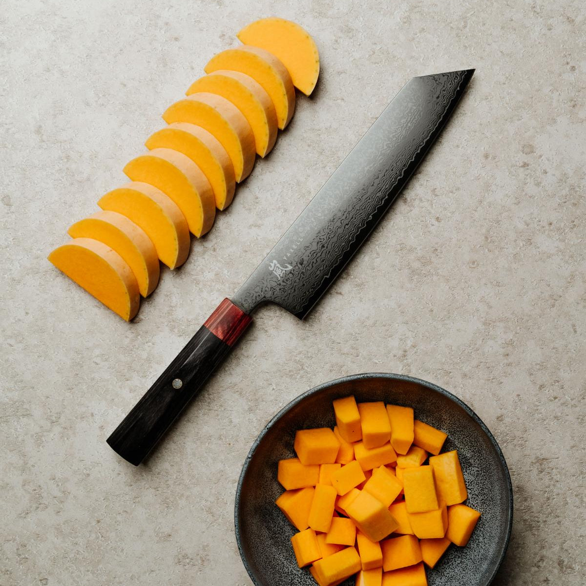 Närbild på damaskmönstret och DLC-ytan på Yaxell Rei kiritsuke