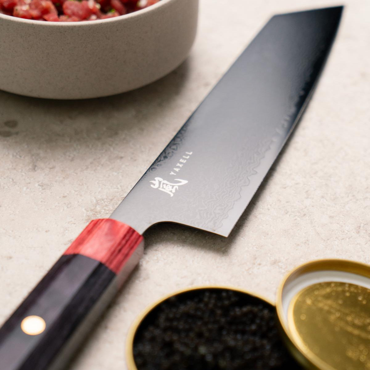 Yaxell Rei kiritsuke med handtag i svart och röd pakkawood