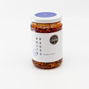 White Mausu Peanut Rayu – chiliolja med jordnötter, sesam och vitlök. Smakbomb till ris, nudlar och allt däremellan. 240 g.