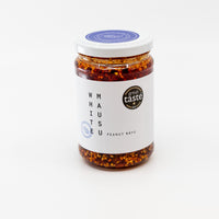 White Mausu Peanut Rayu – chiliolja med jordnötter, sesam och vitlök. Smakbomb till ris, nudlar och allt däremellan. 240 g.